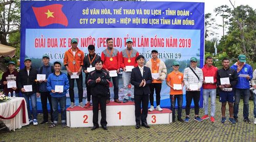 Các VĐV về đầu nội dung đôi nam Đoàn Thanh niên giải xe đạp nước