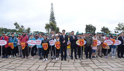 Ban tổ chức trao cờ cho các đơn vị tham dự