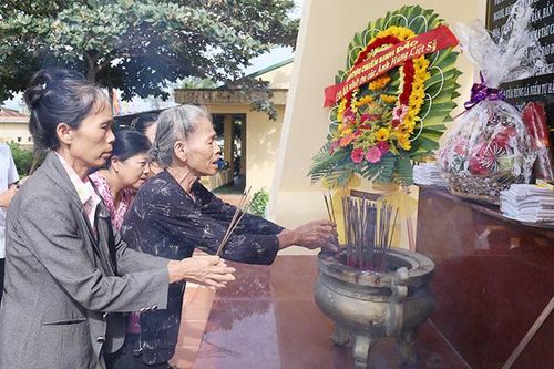 Các CCB Cồn Cỏ dâng hương tưởng niệm tại Bến đò A 