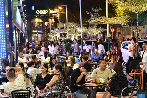 Các quán cà phê không gian đẹp, từ trên cao đến mặt tiền hai bên phố đi bộ luôn chật kín khách.