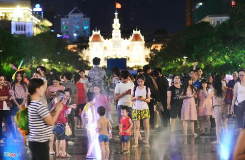 Thời tiết không mưa, mát mẻ tạo điều kiện cho người dân vui chơi.