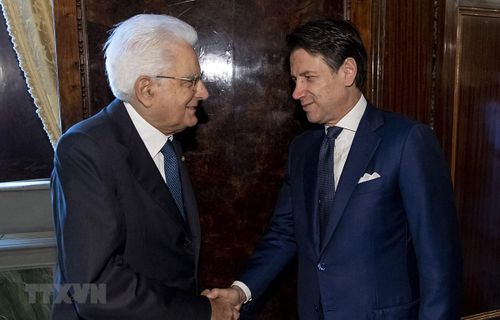 Tổng thống Italy Gergio Mattarella (trái) và Thủ tướng Giuseppe Conte (phải) tại cuộc gặp ở Rome, Italy, ngày 29/8. (Ảnh: AFP/TTXVN)