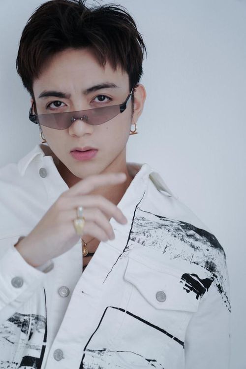 Hình tượng trẻ trung, cá tính của Soobin Hoàng Sơn trong MV mới.