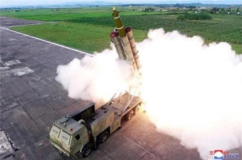 Dựa vào bức ảnh do KCNA cung cấp, giáo sư Kim Dong Yub tại Viện Viễn Đông, Đại học Kyungnam, cho biết vụ phóng hôm 24/8 có thể là phiên bản nâng cấp từ hệ thống rocket dẫn đường đa nòng cỡ lớn mà Triều Tiên đang phát triển và thử nghiệm hai lần trước vào ngày 31/7 và 2/8. Ảnh: KCNA.