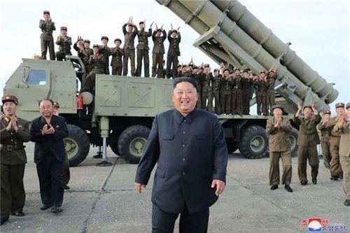 Các quan chức quân đội và binh sĩ Triều Tiên vỗ tay hoan hô khi nhà lãnh đạo Kim Jong Un hoàn thành việc kiểm tra "bệ phóng siêu to". Nhà lãnh đạo Kim ca ngợi các kỹ sư quốc phòng trẻ tuổi của Triều Tiên, những người đã góp công lớn trong việc phát triển kho vũ khí quý báu của quốc gia. Ảnh: KCNA.