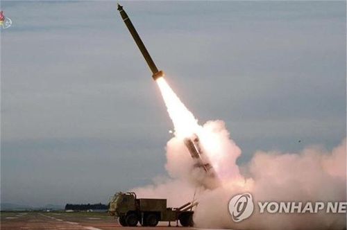 Thời gian gần đây, Bình Nhưỡng tăng cường thử nghiệm các loại rocket phóng loạt và tên lửa đạn đạo chiến thuật. Các chuyên gia quân sự cho biết đây là hệ thống tên lửa mới thứ 4 được Triều Tiên thử nghiệm kể từ khi đàm phán hạt nhân bị đình trệ. Ảnh: Yonhap.