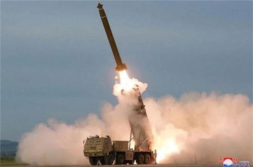 KCNA tuyên bố thành công của thử nghiệm chứng minh rằng các thông số kỹ thuật, công nghệ của vũ khí đã đạt được yêu cầu đề ra. Trong khi đó, tham mưu trưởng liên quân Mỹ - Hàn (JSC) cho biết tên lửa được bắn từ Sondok, tỉnh Nam Hamgyong xuống biển Hoa Đông, tên lửa bay được khoảng 380 km. Ảnh: KCNA.