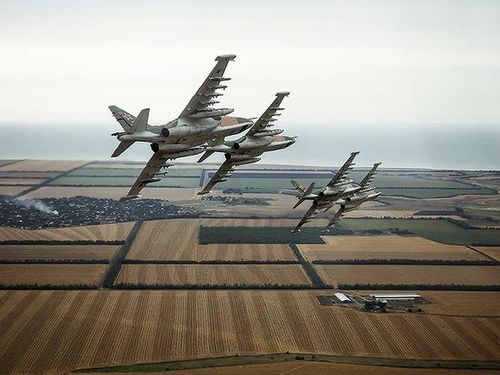  Để cơ động, Su-25 được trang bị 2 động cơ turbojet, có tốc độ bay tối đa là 950km/h 