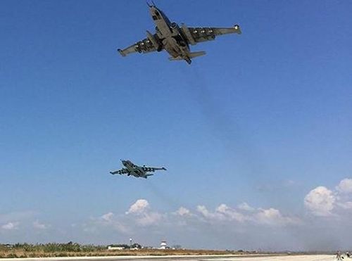  Nguyên mẫu T-8 của Su-25 bay chuyến đầu vào tháng 2-1975, nhưng sau đó Liên Xô đã thay đổi một số chi tiết trước khi sản xuất hàng loạt 
