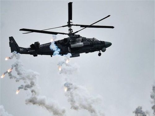 Đúng ra theo lý thuyết thì các cảm biến của Ka-52 sẽ nhận ra ngay mối nguy cơ để đánh trả, trong trường hợp bị trúng đạn thì máy bay vẫn đảm bảo an toàn cho phi công.
