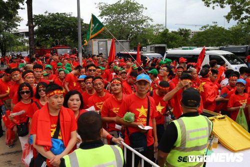  CĐV Việt Nam sang Thái Lan theo diện cá nhân, hội nhóm hoặc theo các đoàn du lịch. Có đoàn lên tới 40-50 người. 