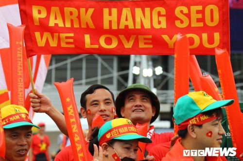  Người hâm mộ Việt Nam sang Thái Lan lần này đông hơn so với King's Cup. Tính chất của trận đấu hôm nay quan trọng hơn bởi đây là vòng loại World Cup 2022. Bên cạnh đó, trận đấu diễn ra ở Bangkok cũng thuận tiện hơn cho việc di chuyển. 