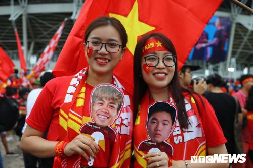  Hai nữ CĐV khoe những chiếc quạt đáng yêu in hình Công Phượng và Xuân Trường. 