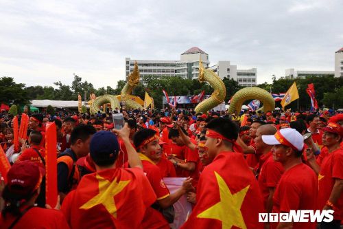  Những cổ động viên áo đỏ tạo ra bầu không khí náo nhiệt với những tiếng hò reo cổ vũ không ngớt, không hề bị CĐV chủ nhà lấn át. Trời mưa lớn trước trận không làm giảm đi sự hưng phấn của các CĐV Việt Nam. 