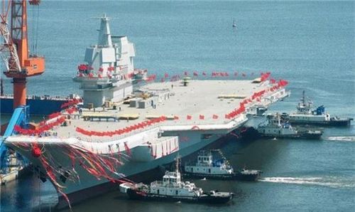  Các tàu sân bay của Trung Quốc hiện tại bao gồm tàu sân bay Liêu Ninh và Type 001A. Trong khi tàu sân bay Liêu Ninh đã buộc phải trở thành tàu sân bay huấn luyện do không đủ tiêu chuẩn trực chiến thì tàu Type 001A thậm chí còn chưa được đặt tên và mới đang trong quá trình thử nghiệm. Nguồn ảnh: Sina. 
