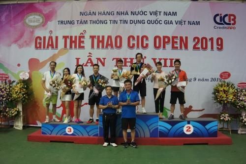 Các vận động viên đoạt giải ở bộ môn tennis đôi nam nữ