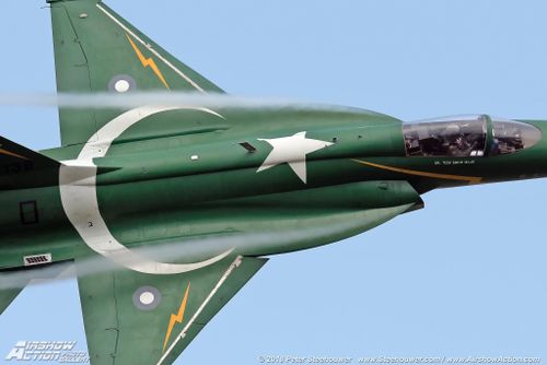 Đứng vị trí thứ 7 là Không quân Pakistan - kình địch với Ấn Độ, nước này hiện có 438 máy bay chiến đấu các loại do Mỹ, Trung Quốc sản xuất. Trong năm nay, họ có thể vươn lên vị trí thứ 6 của Hàn Quốc khi nhận 36 máy bay chiến đấu Mirage V cũ mua của Ai Cập. Ảnh: Airshow Action