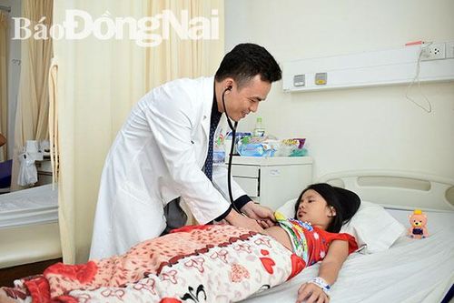 Sau khoảng 4 ngày, bệnh nhân hết sốt là giai đoạn nặng của bệnh, cần đưa đến bệnh viện. Trong ảnh: Điều trị bệnh nhân sốt xuất huyết tại Bệnh viện đại học y dược Shing Mark (TP.Biên Hòa). Ảnh: B.NHÀN