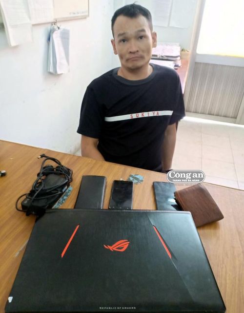 Nguyễn Đình Phong cùng tang vật vụ án.