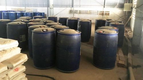 Các thùng hóa chất được phát hiện