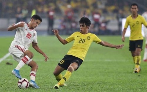 Dù đang xếp hạng 159 thế giới nhưng Malaysia (áo vàng) đã chơi một trận đấu sòng phẳng và ngang ngửa với UAE, thậm chí còn có nhiều cơ hội ghi bàn hơn so với đối thủ xếp trên mình tới 94 bậc. (Ảnh: AFC)