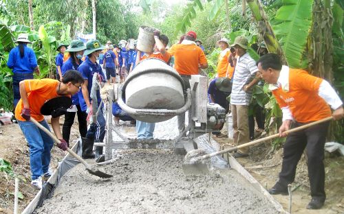 Hậu Giang huy động nhiều nguồn lực làm đường xi măng, phát triển nông thôn mới