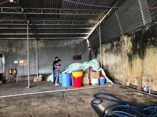 Một góc phía trong xưởng, nơi đặt dụng cụ, máy móc của các đối tượng
