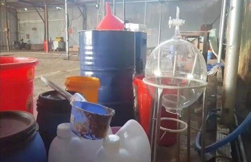 Những bộ dụng cụ bằng thủy tinh được các đối tượng dùng để pha chế, sản xuất ma túy