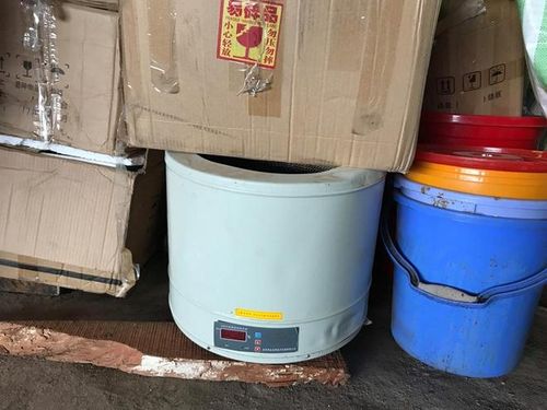 Hàng loạt dụng cụ, thùng nhựa đựng hóa chất còn sót lại