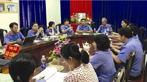 Tập thể cán bộ, Kiểm sát viên VKSND thị xã Gò Công tại một buổi làm việc với VKSND tỉnh Tiền Giang.