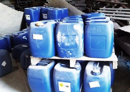 Hàng trăm thùng nhựa chứa hóa chất chế biến ma túy được ngụy trang trong kho chứa vật liệu xây dựng, đá...