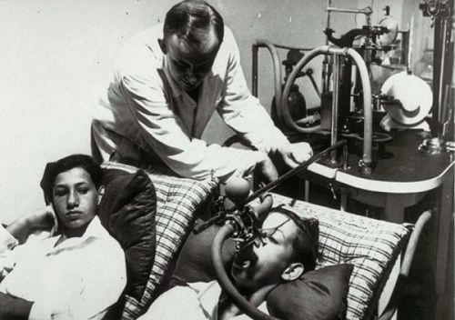 Josef Mengele, một sĩ quan SS, bác sĩ Đức Quốc xã, có biệt danh “thiên thần của cái chết”