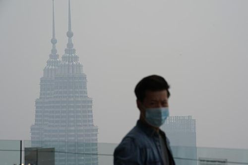 Tháp đôi Petronas ở Malaysia mờ ảo trong khói. Ảnh: AP