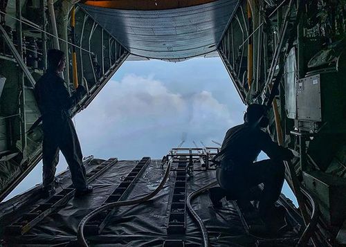 Giới chức Malaysia vào ngày 16/9 đã áp dụng phương pháp kỹ thuật đặc biệt làm mưa nhân tạo nhằm thanh lọc bầu trời thủ đô khỏi khói mù. Mưa nhân tạo chỉ là giải pháp tạm thời và đạt hiệu quả khi có đủ mây để tạo mưa. Ảnh: Al Jazeera
