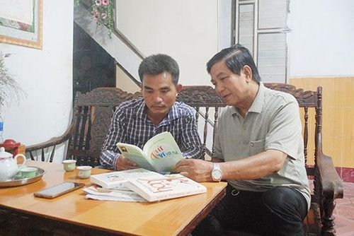 Anh Kiều Duy Khánh (bên trái), bản Chờ Lồng, xã Yên Sơn (Yên Châu)