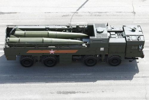  Iskander-M là hệ thống tên lửa chiến thuật được quân đội Nga trang bị rộng rãi, nó kết hợp với các bệ phóng tên lửa và pháo tự hành để tạo thành tổ hợp hỏa lực chính yếu. 