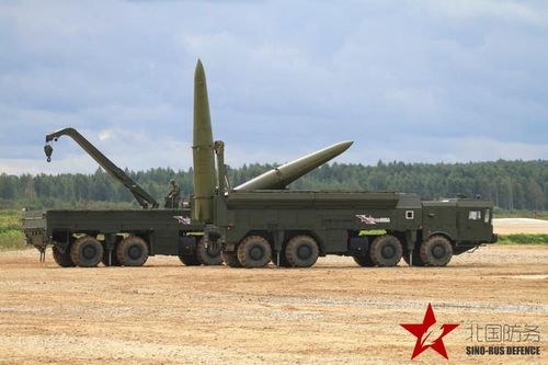  Trong khi đó phiên bản xuất khẩu Iskander-E không chỉ có phạm vi ngắn hơn nhiều biến thể nội địa mà độ chính xác cũng thua xa khi thiếu đầu dò, chỉ được tích hợp cơ cấu dẫn đường quán tính có tham chiếu định vị toàn cầu. 