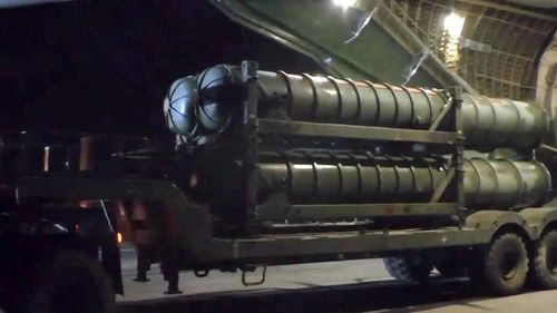  S-300 được Tập đoàn Almaz-Antey phát triển, sử dụng tên lửa do Cục thiết kế MKB Fakel và NPO Novator chế tạo 