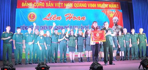 Ông Nguyễn Kỳ Ngộ-Chủ tịch Hội CCB TP. Pleiku, Trưởng ban Tổ chức Hội thi trao giải nhất toàn đoàn cho Hội CCB phường Hoa Lư. Ảnh: Đinh Yến