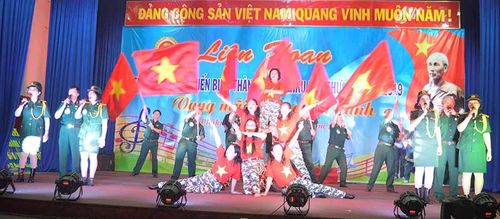 Một tiết mục văn nghệ tham gia tại Liên hoan của Hội CCB phường Hoa Lư. Ảnh: Đinh Yến