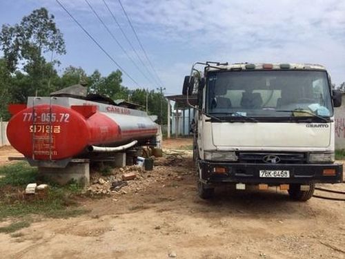 Các phương tiện vận chuyển, vật chứa đựng tại cơ sở sản xuất xăng dầu giả của Chương- Hiệp.
