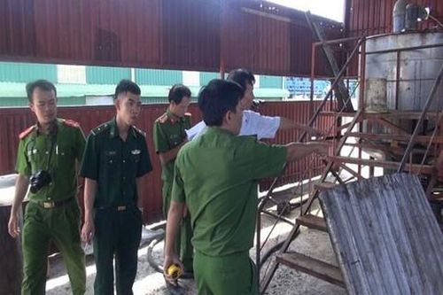 Lực lượng Công an tỉnh Quảng Ngãi kiểm tra tại cơ sở sản xuất dầu giả của Chương - Hiệp.