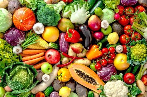 Cho bệnh nhân ăn thực phẩm mềm, bổ sung vitamin từ rau củ quả tươi. Ảnh minh họa.