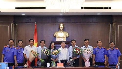Viện trưởng VKSND tối cao Lê Minh Trí và các đại biểu tặng hoa chúc mừng các cán bộ nghỉ chế độ hưu trí