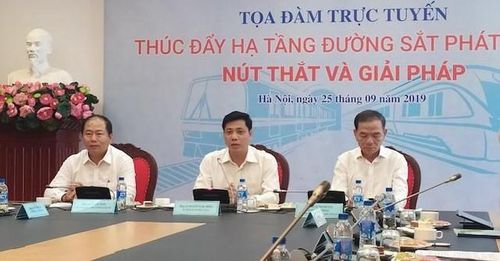 Thứ trưởng Nguyễn Ngọc Đông (giữa) phát biểu tại buổi tọa đàm.
