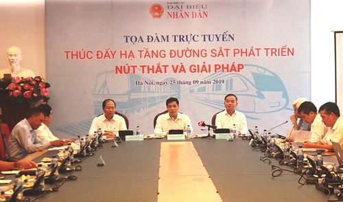 Các đại biểu chia sẻ thông tin tại buổi tọa đàm.