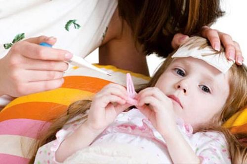 Khi trẻ bị ngộ độc, cha mẹ cần theo dõi tình trạng mất nước của trẻ do ói mửa, tiêu chảy để đảm bảo bù nước cho đầy đủ