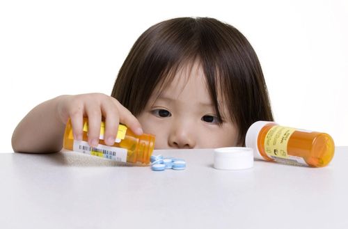 Trẻ có thể ngộ độc do trẻ tự ăn, uống thuốc, thực phẩm do cha mẹ để không cẩn thận
