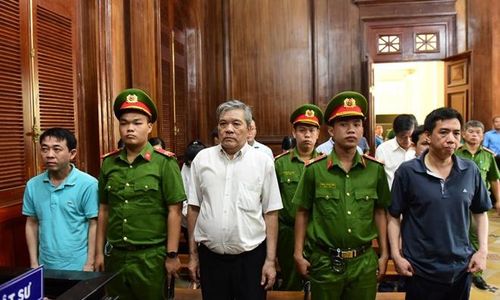 Dược sĩ Phạm Văn Thông,(áo trắng) phải đưa đi cấp cứu tại bệnh viện 115