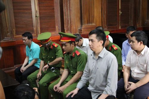 Các bị cáo tại phiên tòa sáng nay 26/9. Ảnh: Tân Châu